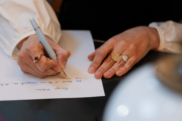 Ghid complet pentru începători: primii pași în arta scrisului caligrafic de mână